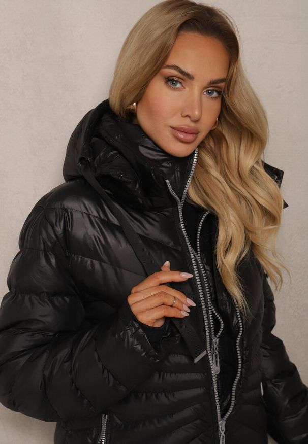 Renee - Czarna Zimowa Kurtka z Ukośnym Pikowaniem i Nieodpinanym Kapturem Siaritha. Okazja: na spacer, na co dzień. Kolor: czarny. Materiał: jeans. Sezon: zima. Styl: casual, elegancki