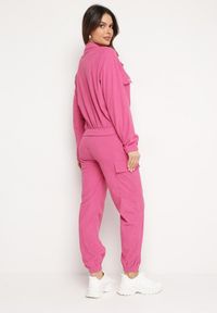 Born2be - Fuksjowy Komplet Dresowy Utility z Bluzą z Kołnierzykiem i Joggerami z Szerokimi Klapami Imixa. Kolor: różowy. Materiał: dresówka. Wzór: aplikacja #6