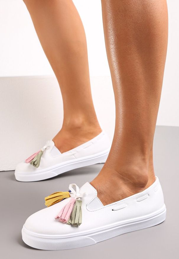 Born2be - Białe Półbuty na Grubej Podeszwie z Chwostami Fatuma. Okazja: na co dzień. Kolor: biały. Styl: elegancki, casual