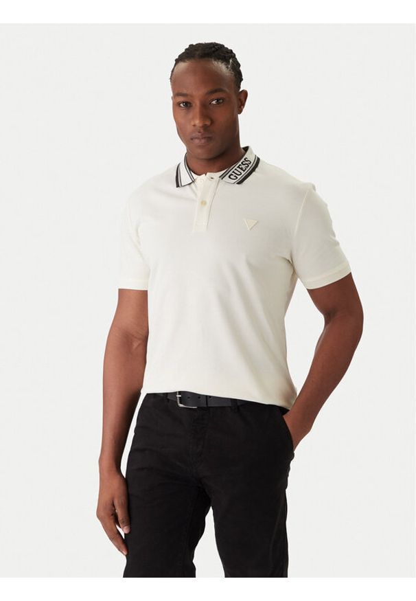 Guess Polo M6RP60 K7O64 Écru Regular Fit. Typ kołnierza: polo. Kolor: kremowy. Materiał: bawełna