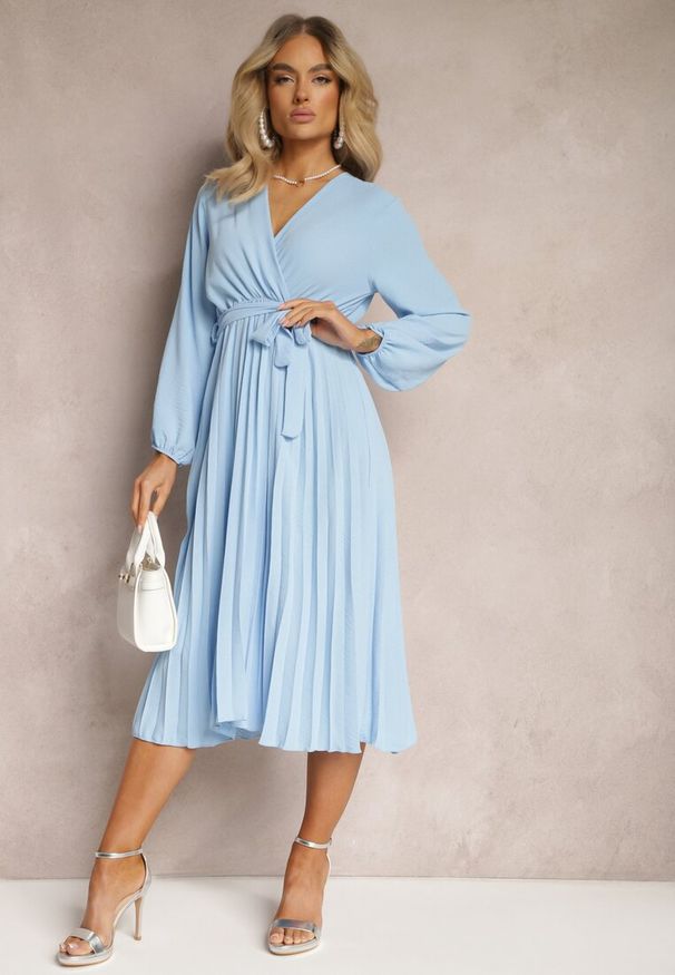 Renee - Jasnoniebieska Sukienka Phloroe. Typ kołnierza: dekolt w kształcie V. Kolor: niebieski. Długość rękawa: długi rękaw. Typ sukienki: kopertowe. Długość: midi