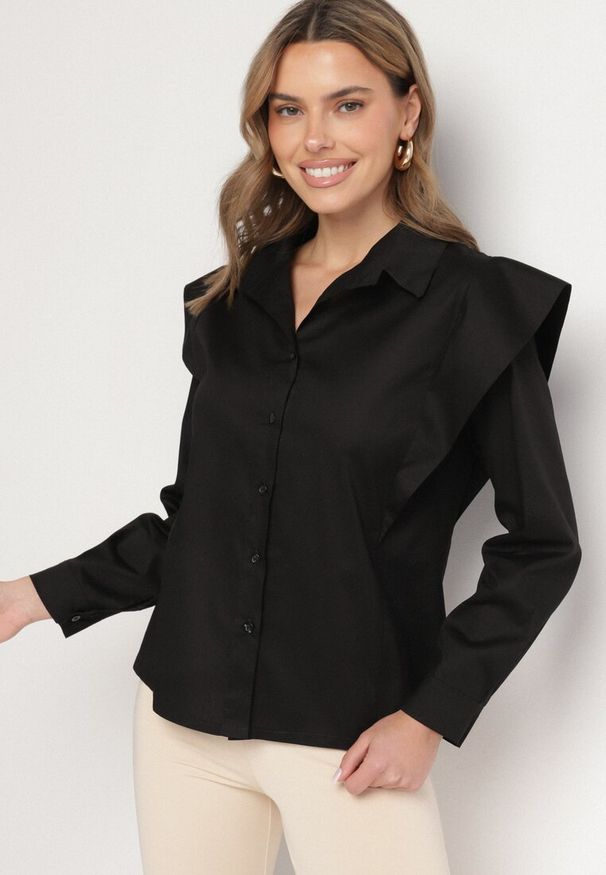 Born2be - Czarna Bawełniana Koszula z Ozdobnymi Ramionami Teladoria. Okazja: na co dzień. Kolor: czarny. Materiał: bawełna. Styl: elegancki, casual