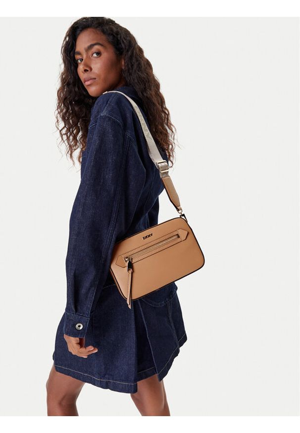 DKNY Torebka R42E3E22 Brązowy. Kolor: brązowy. Materiał: skórzane