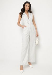 Born2be - Biały Kombinezon w Garniturowym Stylu w Drobne Paski Sarisse. Okazja: na spacer, na co dzień. Kolor: biały. Wzór: paski. Styl: elegancki, casual, klasyczny #1