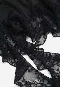Born2be - Czarna Bluzka z Wiskozą i Koronkowym Dołem Himenore. Okazja: na urodziny, na imprezę. Typ kołnierza: kołnierz z falbankami. Kolor: czarny. Materiał: wiskoza, koronka. Długość rękawa: na ramiączkach. Długość: krótkie. Wzór: koronka. Styl: elegancki #3