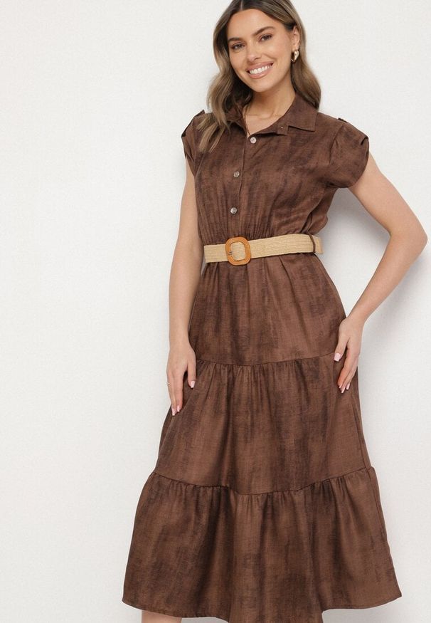 Born2be - Brązowa Sukienka Ozdobiona Plecionym Paskiem i Guzikami Filianea. Okazja: na co dzień. Kolor: brązowy. Materiał: jeans. Wzór: aplikacja. Styl: casual, elegancki