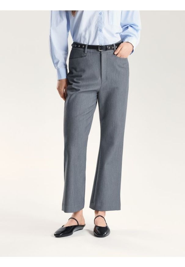 Reserved - Spodnie z ozdobnym paskiem - ciemnoszary. Kolor: szary. Materiał: tkanina. Wzór: gładki