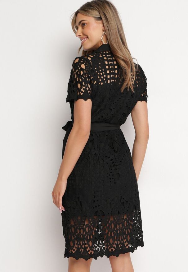 Born2be - Czarna Ażurowa Sukienka Koszulowa Midi z Wiązanym Paskiem Pamy. Kolor: czarny. Materiał: materiał, koronka. Długość rękawa: krótki rękaw. Wzór: ażurowy. Typ sukienki: koszulowe. Styl: klasyczny. Długość: midi