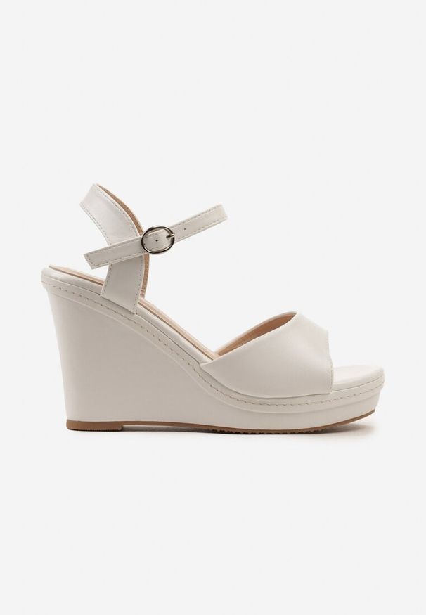 Born2be - Białe Sandały na Koturnie Zapinane przy Kostce Illoria. Okazja: na co dzień. Kolor: biały. Materiał: len. Obcas: na koturnie. Styl: klasyczny, elegancki, casual