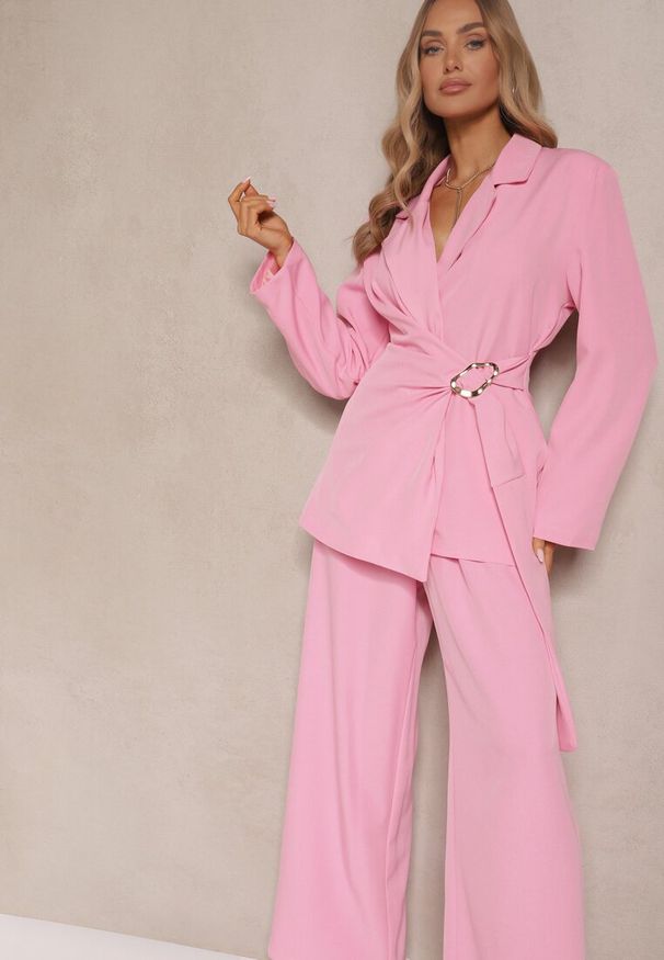 Renee - Różowy Garnitur Spodnie z Szerokimi Nogawkami i Marynarka o Kopertowym Kroju Solbia. Kolor: różowy