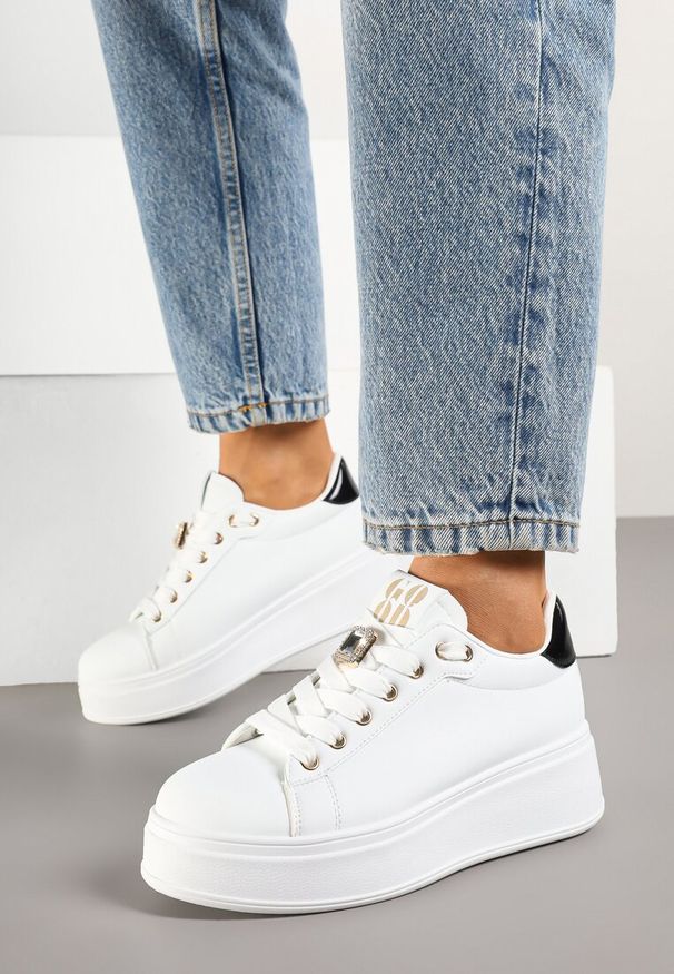Renee - Biało-Czarne Sneakersy na Platformie Ozdobione Metaliczną Aplikacją Deseliena. Okazja: na co dzień. Nosek buta: okrągły. Kolor: biały. Materiał: jeans. Wzór: aplikacja. Obcas: na platformie