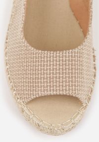 Renee - Beżowe Sandały Peep Toe z Plecioną Cholewką i Koturnem Zaylani. Okazja: na co dzień, na imprezę. Nosek buta: otwarty. Zapięcie: sprzączka. Kolor: beżowy. Sezon: lato. Obcas: na koturnie. Styl: boho, casual #9