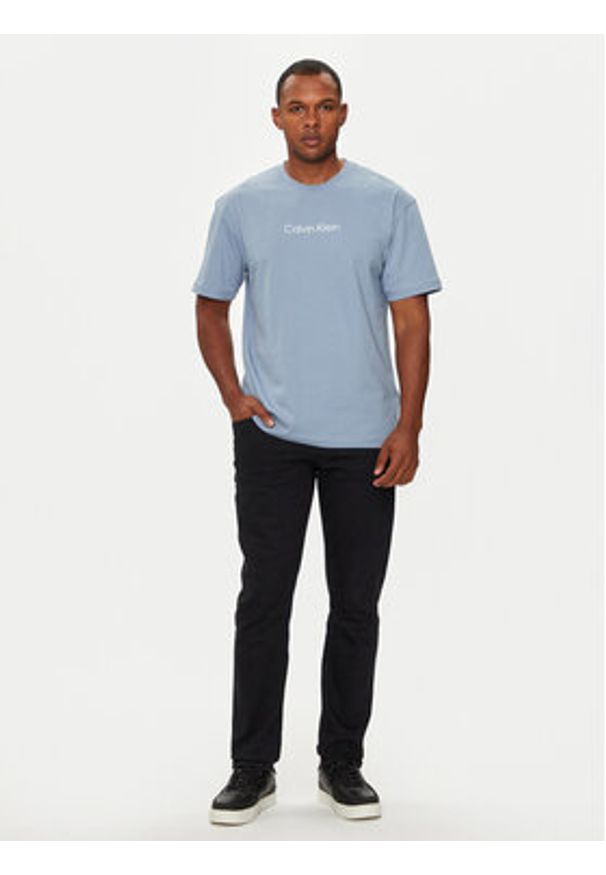 Calvin Klein T-Shirt Hero K10K111346 Niebieski Regular Fit. Kolor: niebieski. Materiał: bawełna
