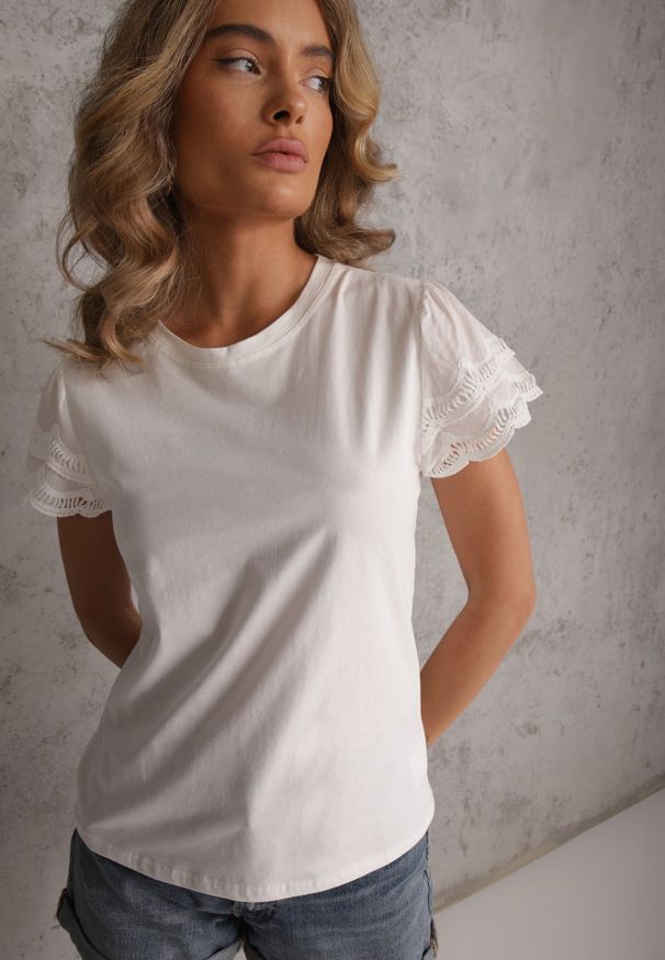 Renee - Biały T-shirt z Bawełny z Rękawami z Koronki Hycis. Kolor: biały. Materiał: bawełna, koronka. Wzór: koronka