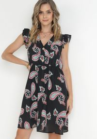 Born2be - Czarna Rozkloszowana Sukienka z Wiskozy we Wzór Paisley Marinetta. Typ kołnierza: kołnierz z falbankami. Kolor: czarny. Materiał: wiskoza. Długość rękawa: bez rękawów. Wzór: paisley #1
