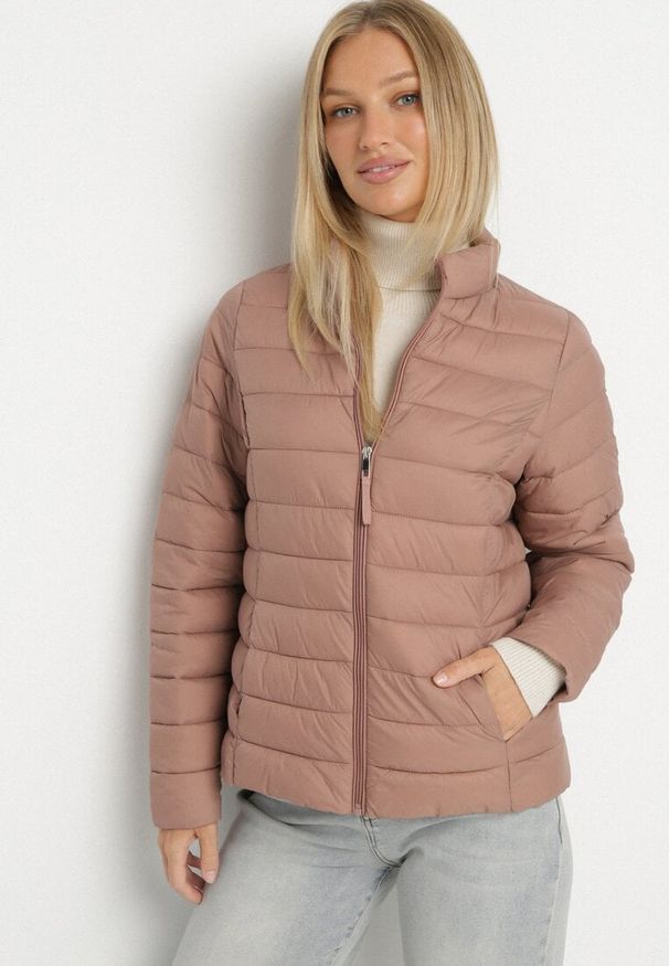 Born2be - Beżowa Pikowana Kurtka w Klasycznym Stylu Nelaniel. Okazja: na co dzień. Kolor: beżowy. Materiał: jeans. Styl: klasyczny