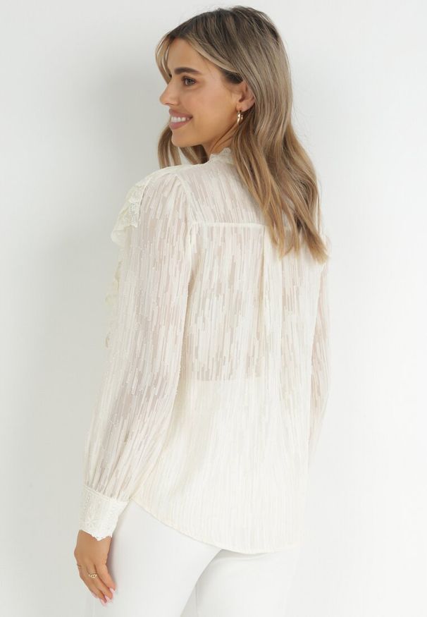 Born2be - Jasnobeżowa Koszula z Metaliczną Nitką i Falbanką Ruweyda. Typ kołnierza: kołnierz z falbankami. Kolor: beżowy. Materiał: tkanina. Długość rękawa: długi rękaw. Długość: długie. Wzór: haft. Styl: elegancki