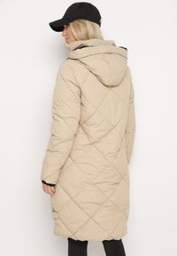 Born2be - Ciemnobeżowa Kurtka z Kapturem i Kieszeniami w Kraciaste Pikowane Przeszycia Ettaline. Okazja: na co dzień. Typ kołnierza: kaptur. Kolor: beżowy. Materiał: jeans. Styl: elegancki, klasyczny, casual, sportowy #7