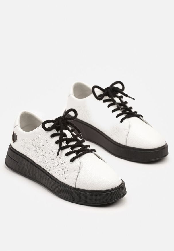 Renee - Biało-Czarne Sneakersy z Wkładką ze Skóry Naturalnej Ozdobione Cyrkoniami i Sercem Tiralia. Okazja: na co dzień. Kolor: biały. Materiał: skóra. Wzór: aplikacja