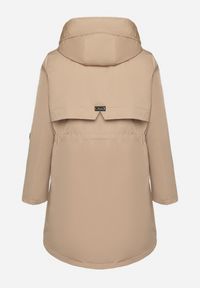 Born2be - Beżowa Kurtka Typu Parka z Kapturem i Podpinanymi Rękawami Falunea. Okazja: na co dzień, na spacer. Typ kołnierza: kaptur. Kolekcja: plus size. Kolor: brązowy. Materiał: jeans. Styl: klasyczny, sportowy, casual, elegancki #7