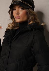 Renee - Czarna Długa Kurtka Taliowana z Kapturem Ozdobiona Pikowaniem Lunece. Typ kołnierza: kaptur. Kolor: czarny. Długość: długie. Wzór: aplikacja #5