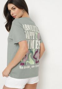 Born2be - Ciemnozielony Bawełniany T-shirt Oversize Fillaria. Okazja: na co dzień. Kolor: zielony. Materiał: bawełna. Wzór: aplikacja. Styl: klasyczny, casual
