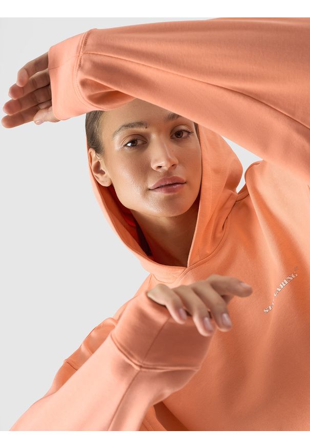 4f - 4F Bluza dresowa nierozpinana z kapturem damska - pomarańczowa L. Okazja: na co dzień. Typ kołnierza: kaptur. Kolor: pomarańczowy. Materiał: dresówka. Wzór: gładki, napisy, ze splotem. Sezon: lato. Styl: casual, klasyczny, sportowy