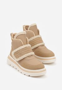 Renee - Ciemnobeżowe Śniegowce Ozdobione Futerkiem i Przeszyciami Newelara. Okazja: na co dzień. Zapięcie: rzepy. Kolor: beżowy. Materiał: futro. Wzór: aplikacja. Styl: casual #3