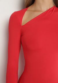 Born2be - Czerwona Sukienka Taliowana z Asymetrycznym Dekoltem i Rozcięciem Saiala. Okazja: do pracy, na spotkanie biznesowe. Kolor: czerwony. Długość rękawa: długi rękaw. Typ sukienki: asymetryczne. Styl: wizytowy, biznesowy, klasyczny #7