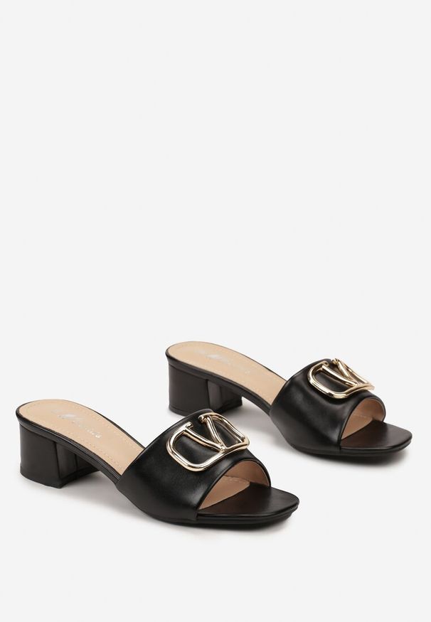 Renee - Czarne Klapki z Kwadratowym Noskiem na Obcasie z Metaliczną Aplikacją Olivima. Kolor: czarny. Materiał: jeans. Wzór: aplikacja. Obcas: na obcasie. Styl: elegancki. Wysokość obcasa: średni