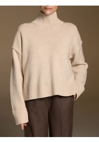 Reserved - Wełniany sweter z golfem - beżowy. Typ kołnierza: golf. Kolor: beżowy. Materiał: wełna #1