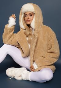 Renee - Beżowa Futerkowa Kurtka Teddy z Kapturem z Wsuwanymi Kieszeniami Gerovia. Okazja: na co dzień. Typ kołnierza: kaptur. Kolor: beżowy. Materiał: jeans. Styl: elegancki, casual #5