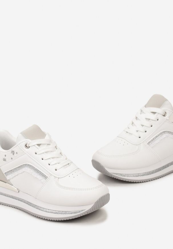 Born2be - Białe Sneakersy na Podeszwie w Paski Zdobione Brokatem i Cekinami Sellani. Zapięcie: pasek. Kolor: biały. Wzór: paski, aplikacja. Obcas: na obcasie. Wysokość obcasa: niski