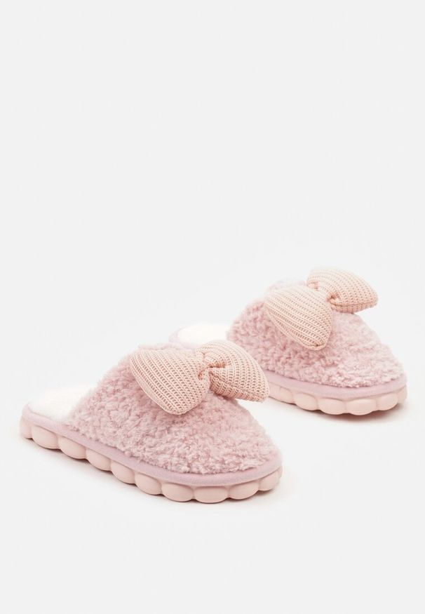 Born2be - Różowe Pluszowe Kapcie z Kokardką i Tłoczoną Podeszwą Vamika. Okazja: do domu. Kolor: różowy. Wzór: aplikacja. Styl: klasyczny, elegancki