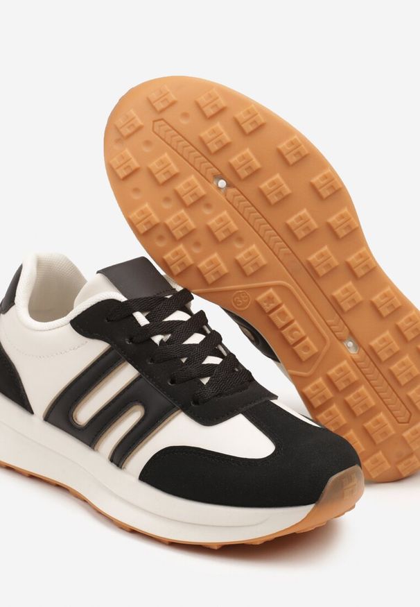 Born2be - Czarne Sneakersy z Geometrycznym Zdobieniem Avislia. Okazja: na co dzień. Kolor: czarny. Materiał: jeans. Wzór: geometria, aplikacja