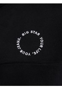 Big-Star - Bluza męska z kapturem czarna Ajron 906/ Kersyn 906. Okazja: na co dzień, na spacer. Typ kołnierza: kaptur. Kolor: czarny. Materiał: dresówka, jeans, materiał. Długość rękawa: długi rękaw. Długość: długie. Styl: sportowy, wakacyjny, elegancki, casual #4