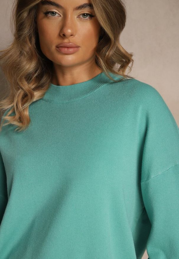 Renee - Zielony Nietoperzowy Sweter w Minimalistycznym Stylu Raliava. Okazja: na co dzień. Kolor: zielony. Materiał: skóra, jeans. Styl: casual, elegancki