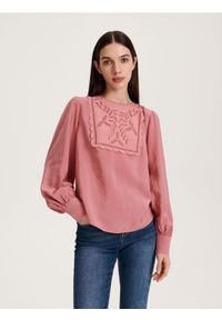 Reserved - Bluzka z dekoracyjnym haftem - brudny róż. Kolor: różowy. Materiał: tkanina, wiskoza. Wzór: haft