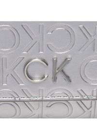 Calvin Klein Torebka Re-Lock Trifold Md W/Chain_Emb K60K611383 Srebrny. Kolor: srebrny. Materiał: skórzane #3