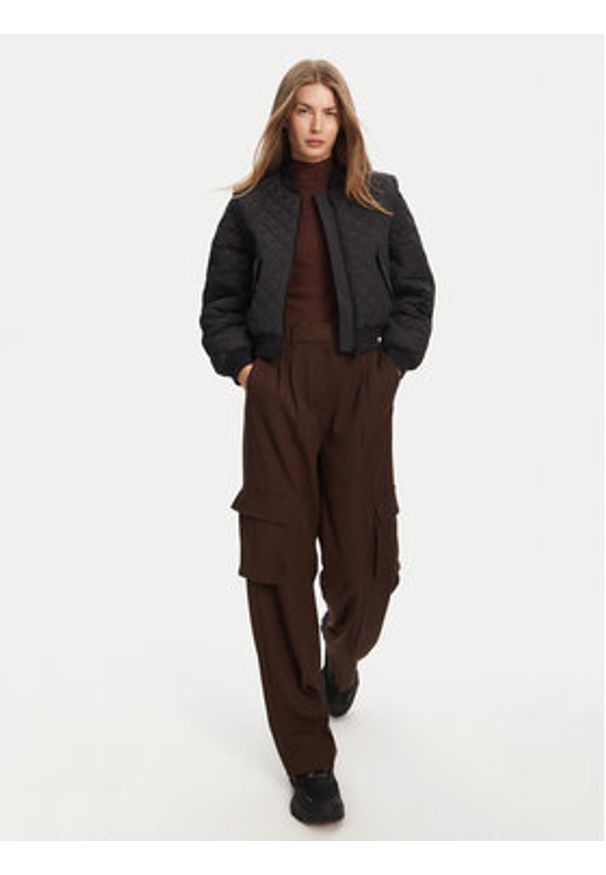 Hunter Kurtka bomber Shira HARW0046251 Czarny Cropped Fit. Kolor: czarny. Materiał: syntetyk