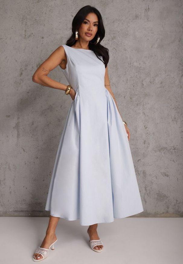 Renee - Jasnoniebieska Rozkloszowana Sukienka Koktajlowa z Bawełny z Dekoltem Łódką i Kieszeniami Fanilra. Okazja: na studniówkę, na ślub cywilny, na wesele. Typ kołnierza: dekolt w łódkę. Kolor: niebieski. Materiał: bawełna. Styl: wizytowy