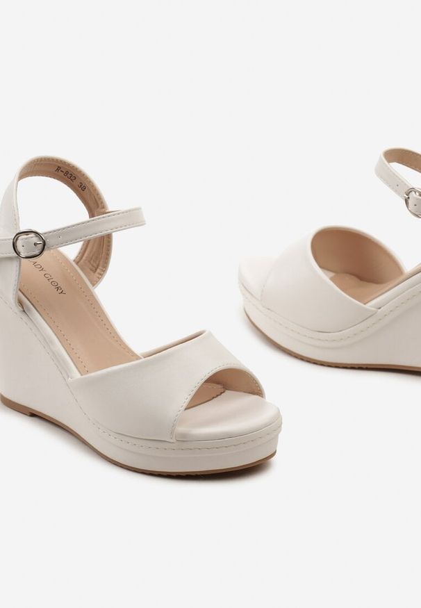 Born2be - Białe Sandały na Koturnie Zapinane przy Kostce Illoria. Okazja: na co dzień. Kolor: biały. Materiał: len. Obcas: na koturnie. Styl: elegancki, klasyczny, casual