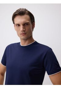 Reserved - T-shirt regular z merceryzowaną bawełną - granatowy. Kolor: niebieski. Materiał: bawełna #1