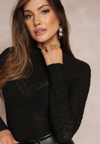 Renee - Czarna Bluzka w Cętki z Lekko Prześwitującej Tkaniny Tuomela. Kolor: czarny. Materiał: tkanina. Styl: elegancki