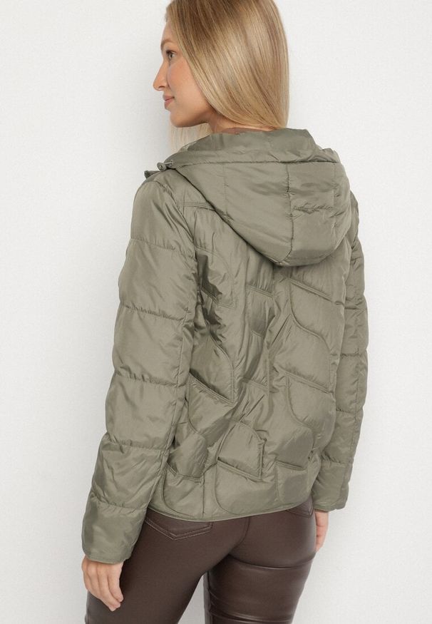 Born2be - Jasnozielona Przejściowa Kurtka z Oryginalnym Pikowaniem i Kapturem Aruvitte. Okazja: na spacer, na co dzień. Kolor: zielony. Materiał: jeans, poliester. Styl: casual