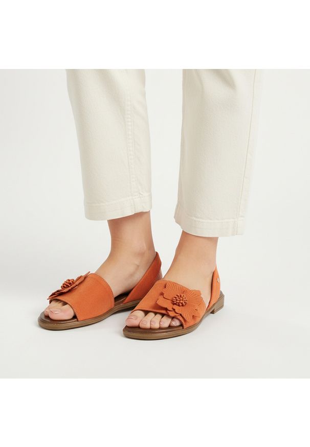 Sandały damskie Armodo, cholewka ze skóry naturalnej płaskie odkryte palce pasek na pięcie ozdobny kwiat, pomarańczowe, 40471. Okazja: na co dzień. Zapięcie: pasek. Kolor: pomarańczowy. Wzór: kwiaty. Materiał: skóra. Sezon: lato. Obcas: na obcasie. Styl: casual. Wysokość obcasa: niski