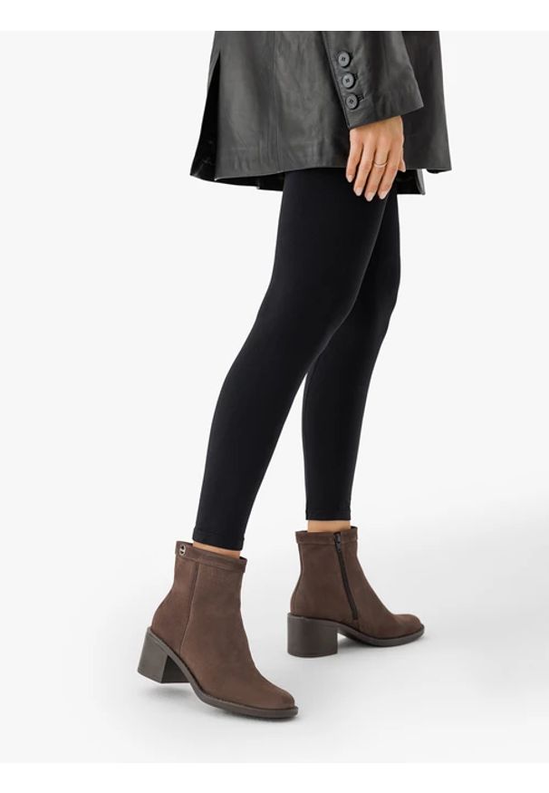 Ryłko - Brązowe botki welurowe na obcasie. Okazja: na co dzień. Zapięcie: zamek. Kolor: brązowy. Szerokość cholewki: normalna. Wysokość cholewki: za kostkę. Materiał: skóra, welur. Sezon: lato. Obcas: na obcasie. Styl: klasyczny, casual, elegancki, street. Wysokość obcasa: średni