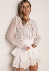 Born2be - Biała Rozkloszowana Sukienka z Bawełną Falbanami Wiązaniem z Tyłu i Koronką Pelopei. Okazja: na co dzień. Kolor: biały. Materiał: bawełna, koronka. Wzór: koronka. Typ sukienki: proste. Styl: elegancki, casual #5