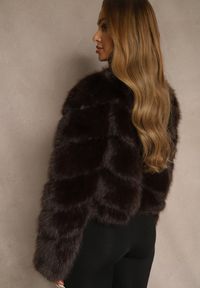 Renee - Brązowa Futrzana Kurtka o Krótkim Kroju Zapinana na Haftki Alorith. Okazja: na co dzień. Kolor: brązowy. Materiał: futro. Długość: krótkie. Styl: casual, elegancki #5