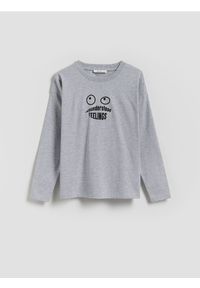 Reserved - Longsleeve z nadrukiem - jasnoszary. Kolor: szary. Materiał: bawełna, dzianina. Długość rękawa: długi rękaw. Wzór: nadruk #1